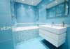 blaue Fliesen im Badezimmer