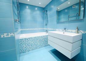 Badezimmer blau gestalten